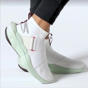 Sorel Explorer Defy women’s sneakers, size 7